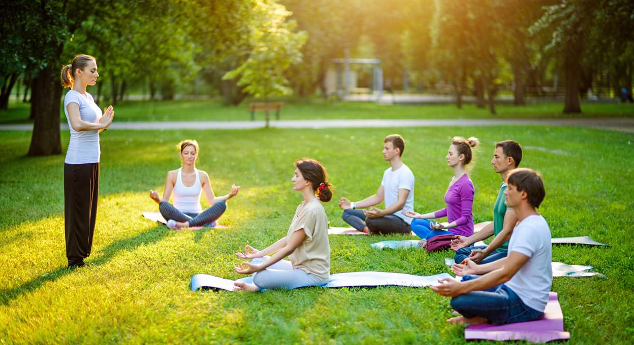 Групповая йога на свежем воздухе